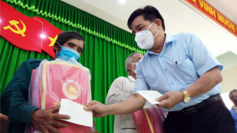 Phó Bí thư Thường trực Tỉnh uỷ Lê Văn Dũng tươc lum lêy apêê t’cooh bhươl da ding k’coong Phước Sơn
