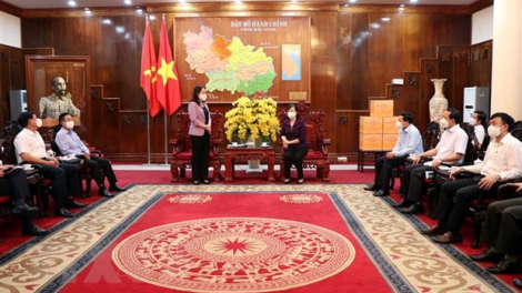 Phó Chủ tịch k’tiêc k’ruung lươt lum lêy apêê cán bộ lâng đhanuôr coh zr’lụ vaih pr’luh