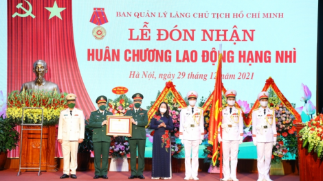 Phó Chủ tịch nước pa đơp đoọng Huân chương Lao động hạng Nhì ha Ban k’đhơợng lêy Ping Chủ tịch Hồ Chí Minh
