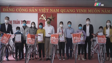 Quỹ zooi p’niên k’tứi Việt Nam lâng Công ty Bảo hiểm Nhân thọ AIA đoọng xe đạp ha học sinh chr’hoong Bắc Trà My, tỉnh Quảng Nam
