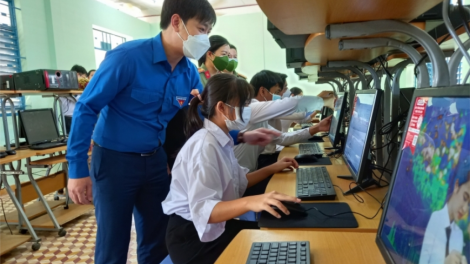 Khánh Hoà: Đơơng máy tính bảng đoọng ha học sinh zr’lụ pr’luh coh da ding ca coong