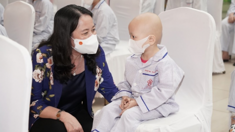 Phó Chủ tịch k’tiêc k’ruung Võ Thị Ánh Xuân đoọng pr’hêl ha p’niên k’tứi crêê cr’ăy ung thư