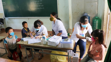 Tây Nguyên zih coh bh’rợ tiêm văc xin zâl cha groong pr’luh cr’ăy bạch hầu