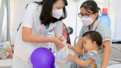 Tết Trung thu pa bhlâng la lay coh Bệnh viện Trung ương Huế