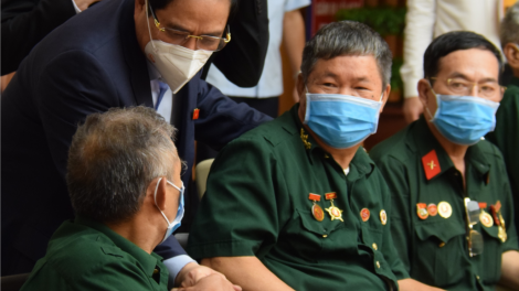 Thủ tướng lưm apêê đại biểu vêy c’rơ g’lêêh lâng cách mạng, bhuh xoọng liệt sĩ bêl hay tước 74 c’moo t’ngay Thương binh - Liệt sĩ