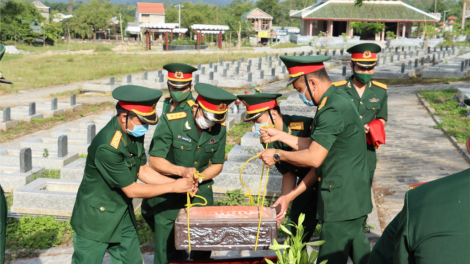 Thừa Thiên Huế: Tập đơc n’hang âng 14 liệt sĩ lâh chêệt bil đhị Lào