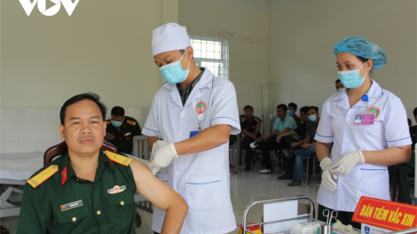 Tiêm vaccine cha groong Covid-19 (g’luh 1) đọong ha 60 cán bộ, chiến sĩ lực lượng vũ trang tỉnh Quảng Nam