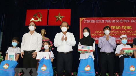 Cher đoọng máy tính zooi học sinh acoon coh Chăm, Khmer đhị Thành phố HCM học trực tuyến
