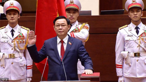 Đại biểu Quốc hội mâng loom lâng p’rơơm ooy Chủ tịch Quốc hội t’mêê