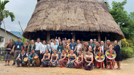 C’bhuh đại biểu quốc tế lướt lêy, chêêc n’năl pr’ăt tr’mông zr’lụ đhanuôr acoon coh