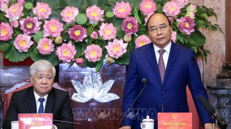 Chủ tịch nước Nguyễn Xuân Phúc tr’lum mặt t’cooh bhươl, trưởng cr’noon, manuyh g’lăng z’hai manuyh acoon coh tr’haanh