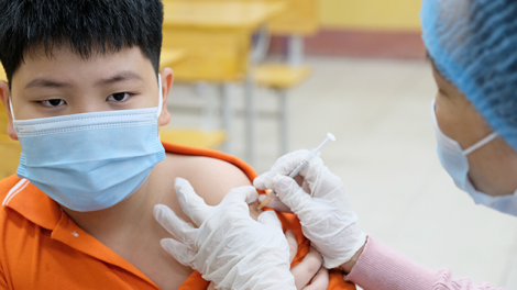 Thừa Thiên Huế: Tiêm văc xin cha groong Covid-19 ha p’niên n’dup 12 c’moo đhị apêê chr’hoong Alưới, Phong Điền