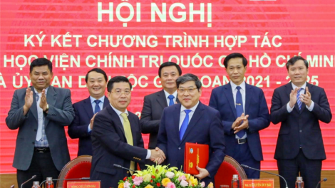 Đồng chí Nguyễn Xuân Thắng pâh Hội nghị ký kết xa nay bh’rợ k’rong bhrợ đh’rưah bhlưa Học viện Chính trị Quốc gia Hồ Chí Minh lâng Uỷ ban Acoon coh