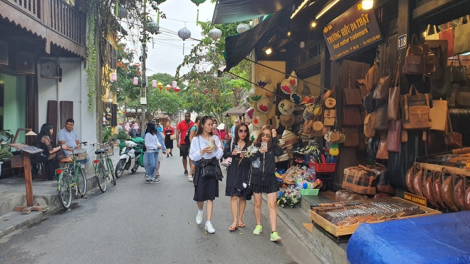 Phố cổ Hội An r’rộ r’răm tơợ lâh 1 c’xêê đoọng du lịch bhrợ têng cớ