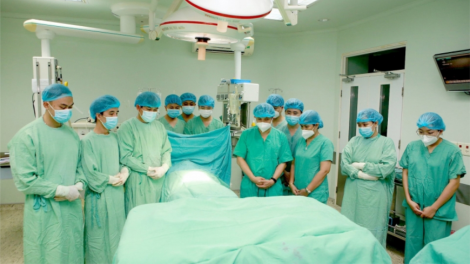 Bệnh viện Trung ương Huế pa têệt c’bhuh hun coh a chăc tơợ ma nuyh cher đoọng bêl abôc lâh chêêt tr’nơợp đhị zr’lụ miền Trung- Tây Nguyên