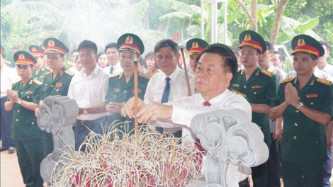 Trưởng ban Tuyên giáo Trung ương pâh bhiệc bhan hay tớc 50 c’moo t’ngay bil âng 13 liệt sĩ Trạm Thông tin A69