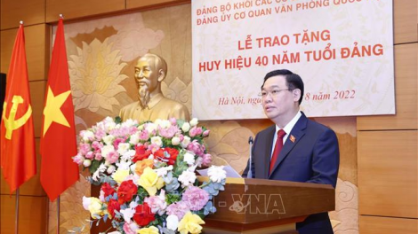 Chủ tịch Quốc hội Vương Đình Huệ pấh bhiệc bhan pazao đoọng cher đoọng Huy hiệu 40 c’moo tuổi Đảng