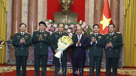Chủ tịch nước Nguyễn Xuân Phúc cher Quyết định pa dzooc quân hàm Thượng tướng đọong ha Phó Tổng Tham mưu trưởng Quân đội nhân dân Việt Nam