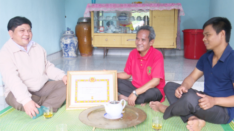 Pa dưr bh’rợ lươt l’lăm âng đảng viên p’niên