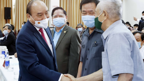 Chủ tịch nước Nguyễn Xuân Phúc lưm cán bộ hưu trí bêl a hay bhrợ bh’cộ zr’lụ miền Trung