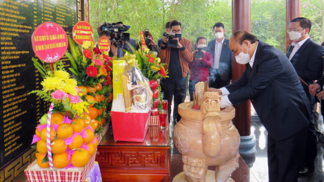 Chủ tịch nước Nguyễn Xuân Phúc pâh pa luih đong bia xrặ đh’nớc apêê liệt sĩ đhị Quế Sơn