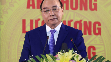 Chủ tịch nước Nguyễn Xuân Phúc pâh bh’rợ chêêc cher đoọng t’tun ch’ner Anh hùng Lực lượng vũ trang nhân dân đoọng ha đồng chí Lữ Minh Châu