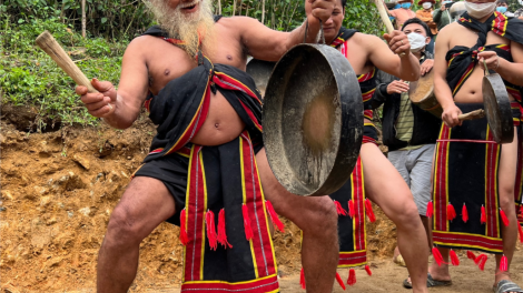 Chr’hoong Bắc Trà My- Quảng Nam p’căh c’bhuh n’toong chiing goong chr’val Trà Bui