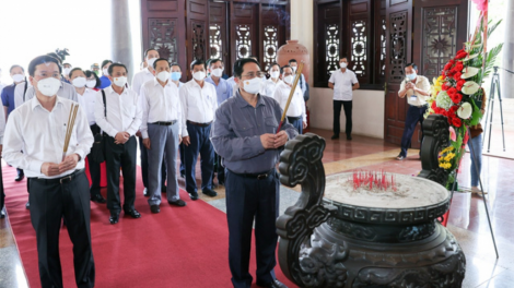 Thủ tướng Phạm Minh Chính bắt hương hay k’noọ đồng chí Phạm Hùng lâng đồng chí Võ Văn Kiệt