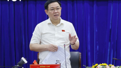 Chủ tịch Quốc hội Vương Đình Huệ lưm lâng bhrợ bhiệc đhị tỉnh Bình Dương