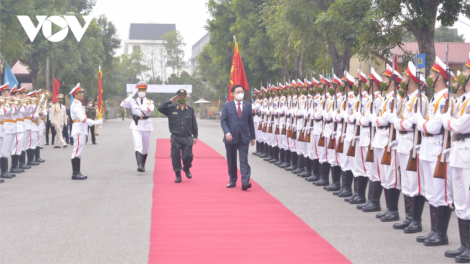 Chủ tịch Quốc hội Vương Đình Huệ lum, hơnh Tết Bộ Tư lệnh Cảnh sát cơ động