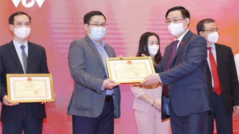 Chủ tịch Quốc hội Vương Đình Huệ lum măt, hơnh Tết bh’cộ Quốc hội, đại biểu Quốc hội