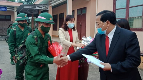 Chr’hoong Tây Giang, tỉnh Quảng Nam đâh loon t’pâh đoọng ha t’ngay apêê đha đhâm vối bộ đội