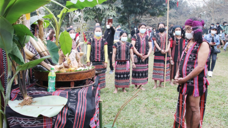 Bâc bh’rợ tr’nêng c’xêê 3 “ Pr’hoọm t’viêng acu kiêng” đhị Vel Văn hóa Du lịch apêê acoon coh Việt Nam