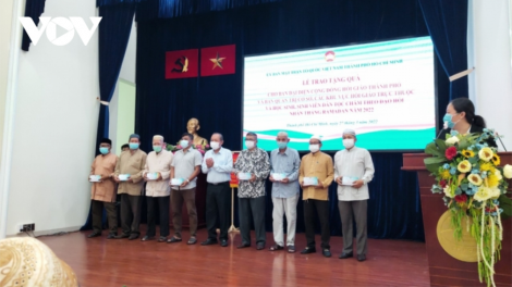 Pazao đoọng hun pr’hêl lâng học bổng ha đhanuôr Hồi giáo đhị TP.HCM ta lưm c’xêê Ramadan
