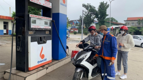 Uỷ ban TVQH bhrợ t’vaih Nghị quyết pa  xiêr zên thuế môi trường lâng xăng dầu