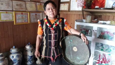 Nghệ nhân Bhling Hạnh “zư lêy” văn hóa Cơ Tu