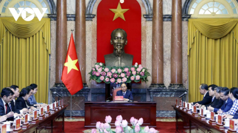 Chủ tịch nước Nguyễn Xuân Phúc hơnh déh Bộ trưởng, Chủ nhiệm Văn phòng Chủ tịch k’tiếc k’ruung Lào