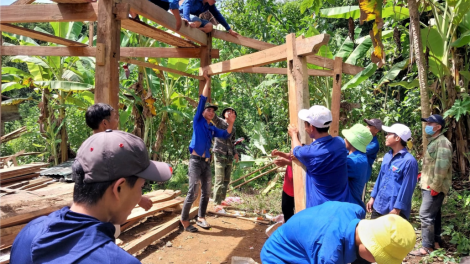 Huyện đoàn Nam Giang xay bhrợ bấc bh’rợ thiện nguyện lêy chô ooy vel đông