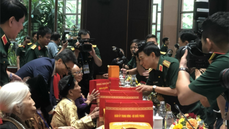 Quân uỷ Trung ương tr’lum lâng apêê đại biểu manuyh vêy g’lêêh c’rơ lâng cách mạng lâng bhuh xoọng apêê liệt sỹ xoọc pa bhrợ coh quân đội