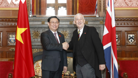 Chủ tịch Quốc hội Vương Đình Huện liêm xang bh’rợ lướt lum lêy bha lâng Hungary, k’tiêc k’ruung Anh