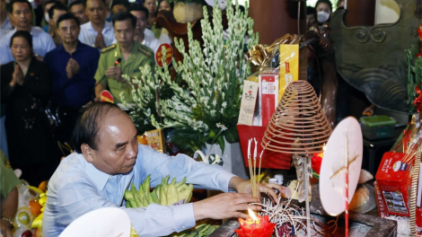 Chủ tịch nước Nguyễn Xuân Phúc bắt hương hay k’noọ Chủ tịch Hồ Chí Minh