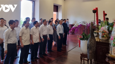 K’bhuh đại biểu Đài P’rá Việt Nam băt  hương hay tước Chủ tịch Hồ Chí Minh