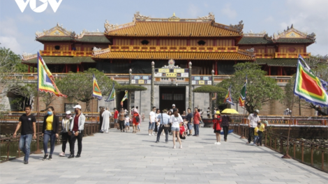 Huế bhrợ t’vaih bâc bh’nơơn t’mêê đoọng t’đang t’pâh t’mooi