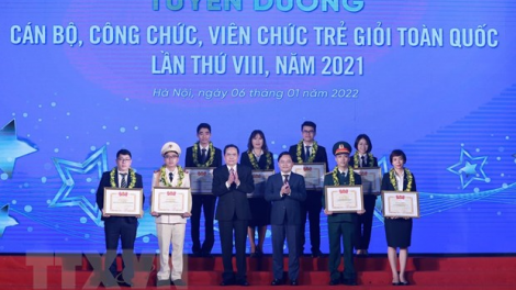 Phó Chủ tịch Quốc hội Trần Thanh Mẫn pâh bhiêc bhan hơnh deh “ Cán bộ, công chức, viên chức p’niên bhriêl g’lăng” prang k’tiêc g’luh VIII c’moo 2021