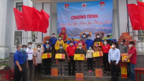 Quảng Ngãi: Lâh 9,6 tỷ đồng zooi đhanuôr zr’lụ ca coong ch’ngai t’pâh Tết