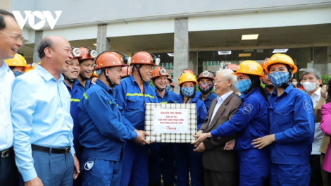 Tổng Bí thư Nguyễn Phú Trọng lưm lâng bhrợ bhiệc đhị tỉnh Quảng Ninh