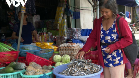 Quảng Nam: Đơơng hàng hoá chr’năp tệêm ngăn pa câl đoọng ha đhanuôr đhị da ding ca coong