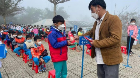 Thầy giáo đơơng k’r’bhâu ch’đhung lì xì tươc ooy pazêng trường da ding k’coong