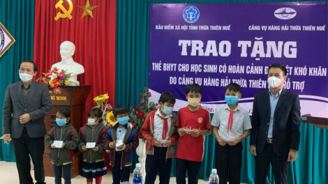 Thừa Thiên Huế: K’ha riêng học sinh da ding ca coong bơơn cher đoọng thẻ Bảo hiểm y tế