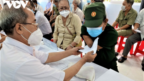 Manuyh thương binh lưch loom lâng đhanuôr cung cơnh đồng đội đay